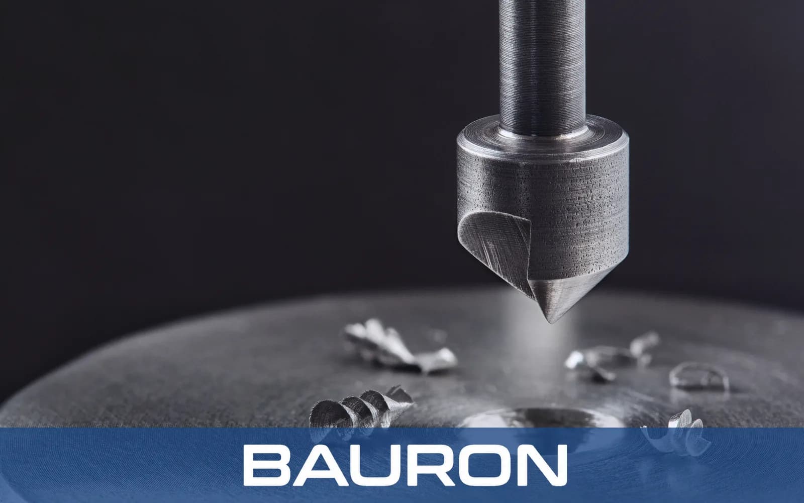 Kegelsenker beim Anfasen eines Metallteils mit Spänen