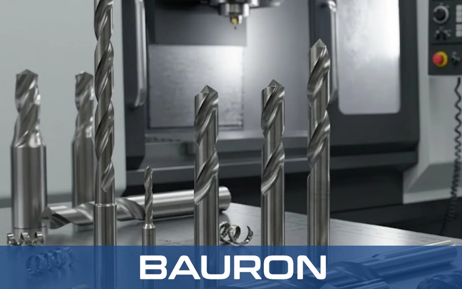 Stufenbohrer und Spiralbohrer stehend in einem CNC-Bearbeitungszentrum