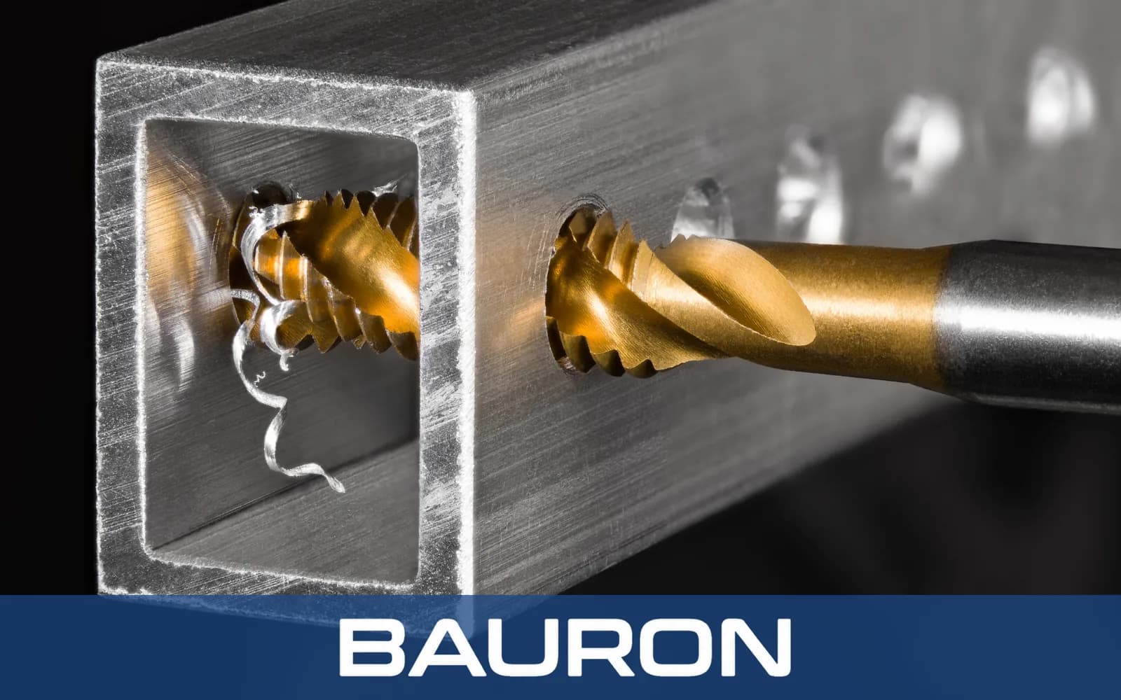 Spiralnuten-Gewindebohrer beim Gewindeschneiden in einem Aluminium-Vierkantrohr