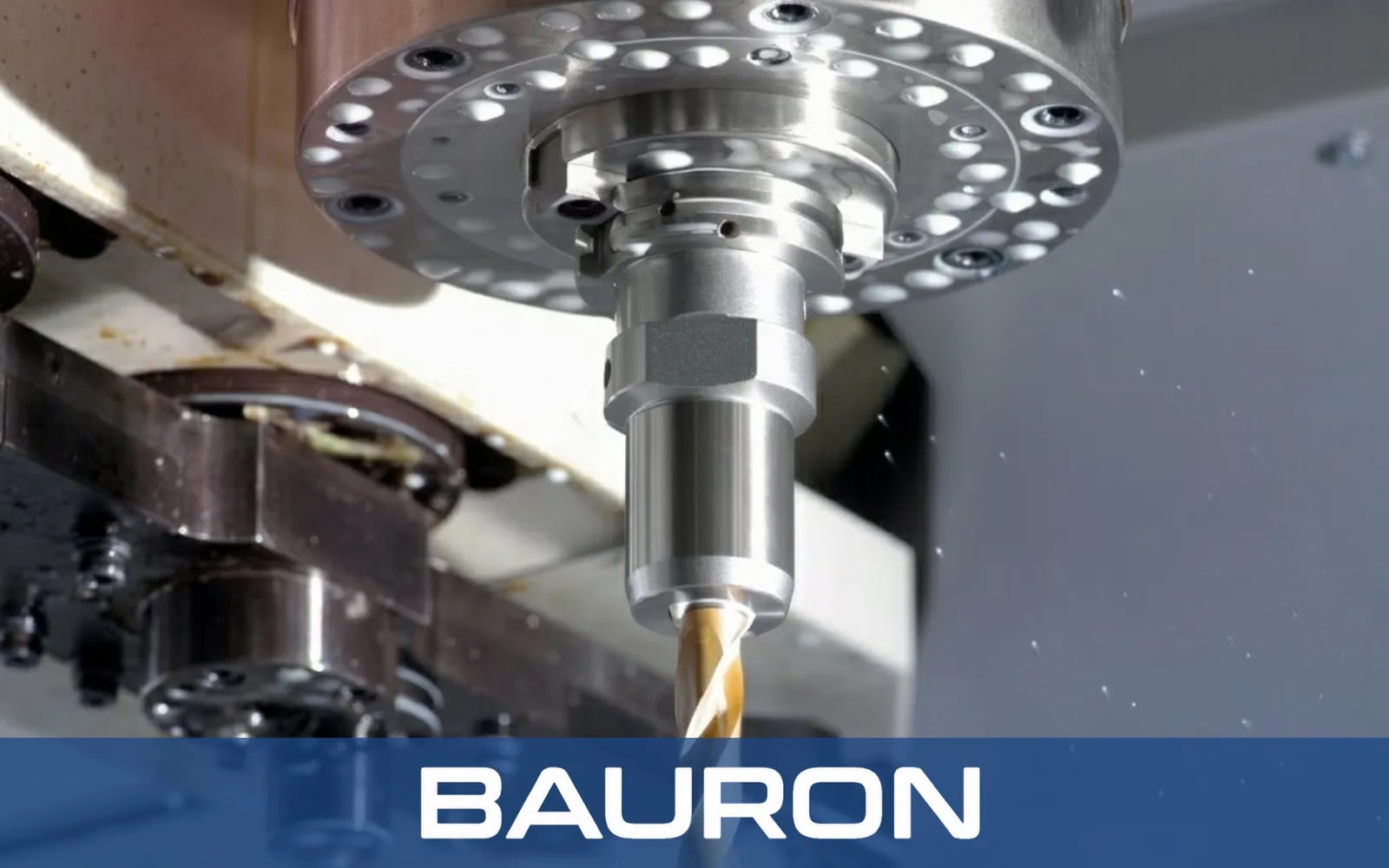 Beschichteter Bohrer bei der Zerspanung in der Spindel eines CNC-Bearbeitungszentrums