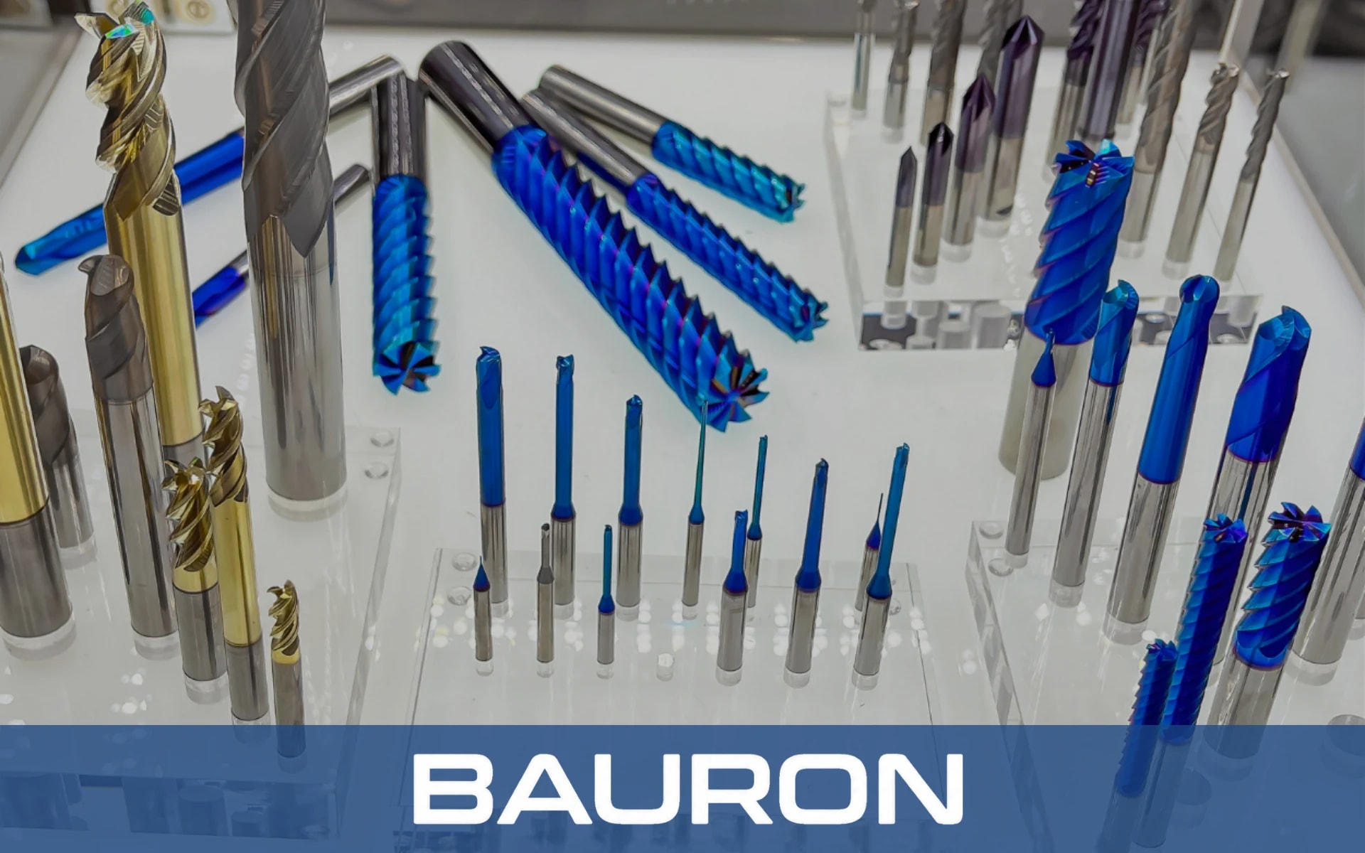 Blau und goldfarben beschichtete Hartmetall-Schaftfräser in Werkzeugständern aus Acryl