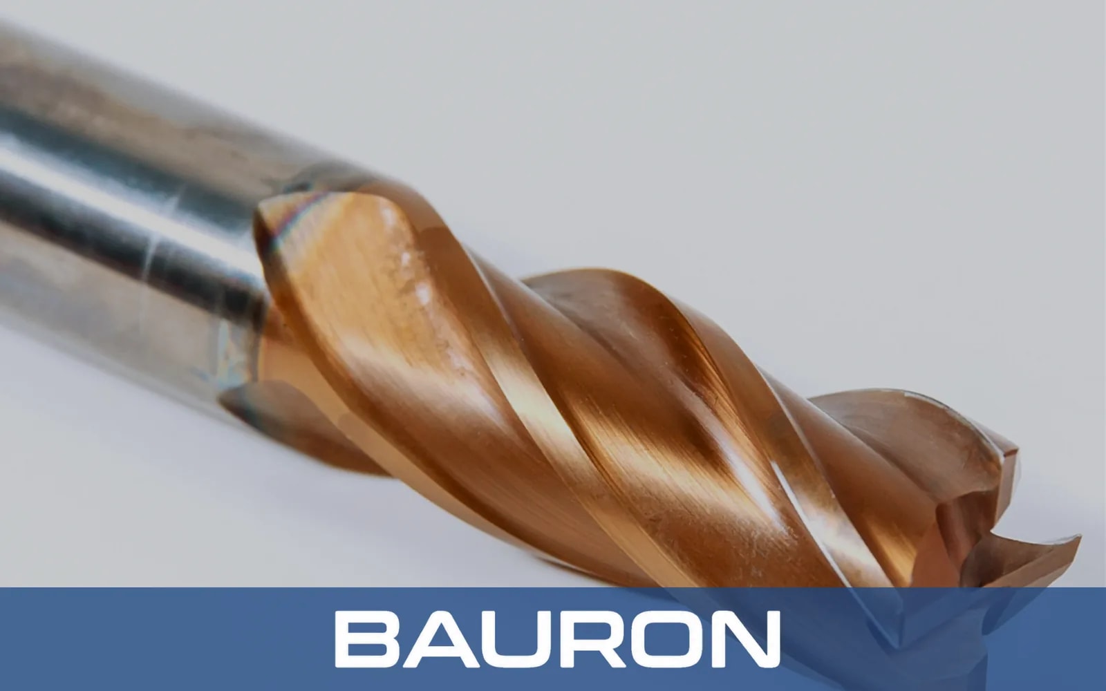 Nahaufnahme eines bronzefarben beschichteten Hartmetall-Schaftfräsers