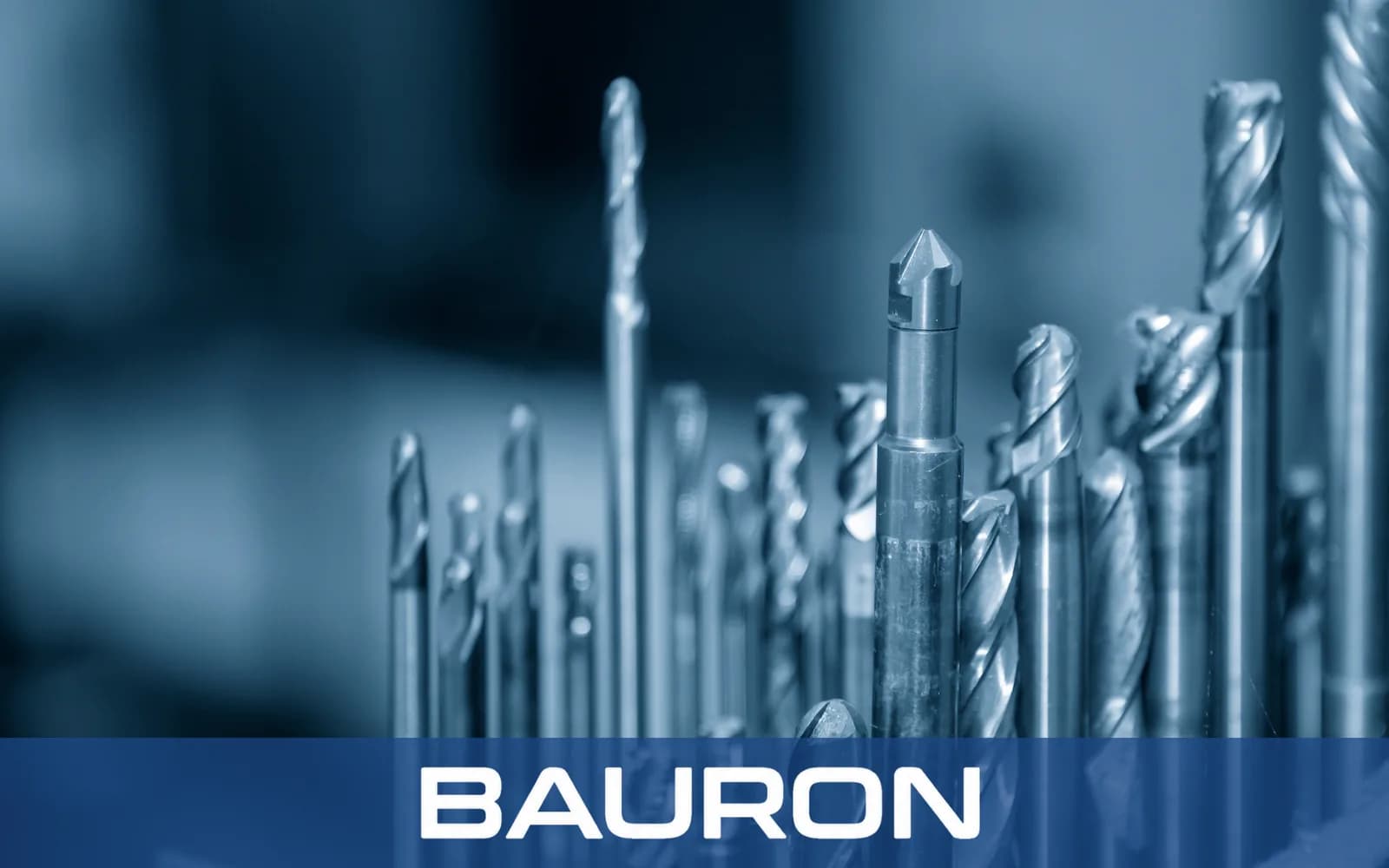Mikro-Schaftfräser und ein Fasenfräser in kühlem blauem Licht
